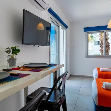 Tangerine With Pool In Apartment
