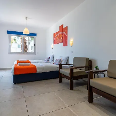 Tangerine With Pool In Apartment